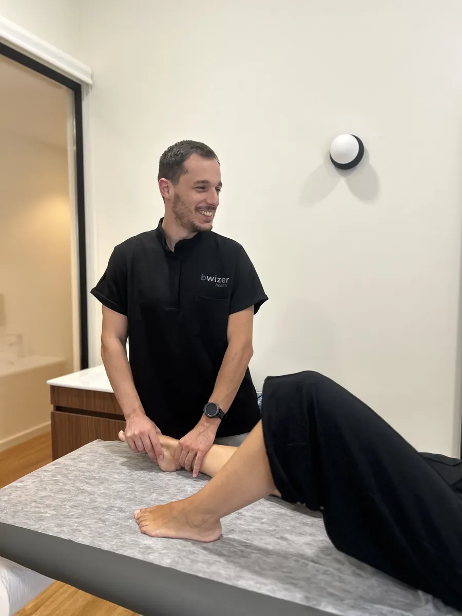 Fisioterapeuta da Bwizer Health durante uma sessão